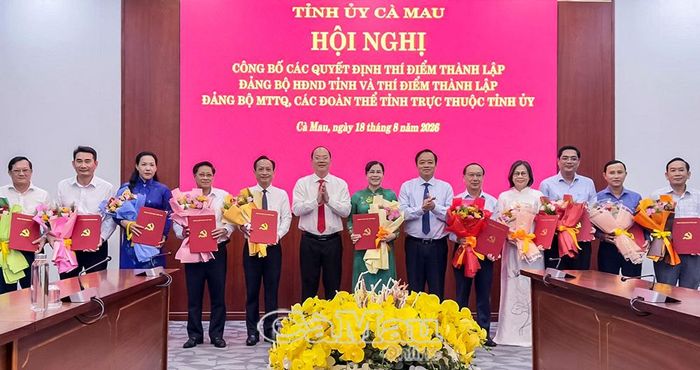 Bí thư Tỉnh uỷ Nguyễn Hồ Hải và Phó Bí thư Thường trực Tỉnh uỷ Huỳnh Quốc Việt trao quyết định và tặng hoa các đồng chí được chỉ định tham gia Ban Chấp hành, Ban Thường vụ, giữ chức Bí thư, Phó Bí thư Đảng uỷ HĐND tỉnh. Ảnh: Loan Phương