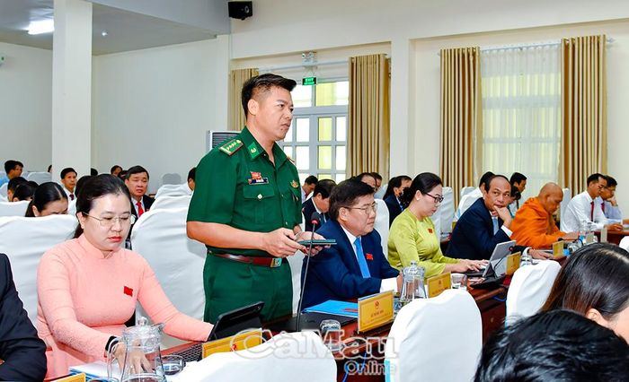 HÐND tỉnh đẩy mạnh ứng dụng công nghệ thông tin và chuyển đổi số toàn diện thông qua các kỳ họp “không giấy”. (Ảnh: Ðại biểu Lê Ðình Sơn, Phó Chỉ huy trưởng, Tham mưu trưởng Bộ đội Biên phòng tỉnh Cà Mau, phát biểu tại kỳ họp thứ 4, HÐND tỉnh.