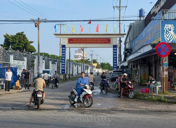 Hàng loạt người tham gia giao thông không đội mũ bảo hiểm, trong khi khu vực xảy ra vi phạm chỉ cách trụ sở UBND xã Phong Thạnh hơn 1 km.