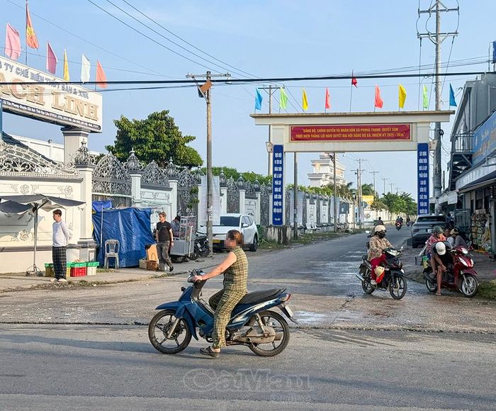 Chỉ trong vài phút ghi hình trước khu vực Công ty Chế biến thuỷ sản và Xuất nhập khẩu B.L, phóng viên đã ghi nhận hàng loạt trường hợp không đội mũ bảo hiểm khi điều khiển xe máy.