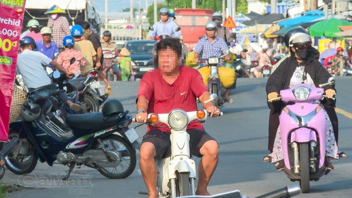 Tình trạng người dân “đầu trần” điều khiển xe máy diễn ra công khai, phổ biến trên tuyến Quốc lộ 1, đoạn qua địa bàn xã Phong Thạnh, tỉnh Cà Mau.