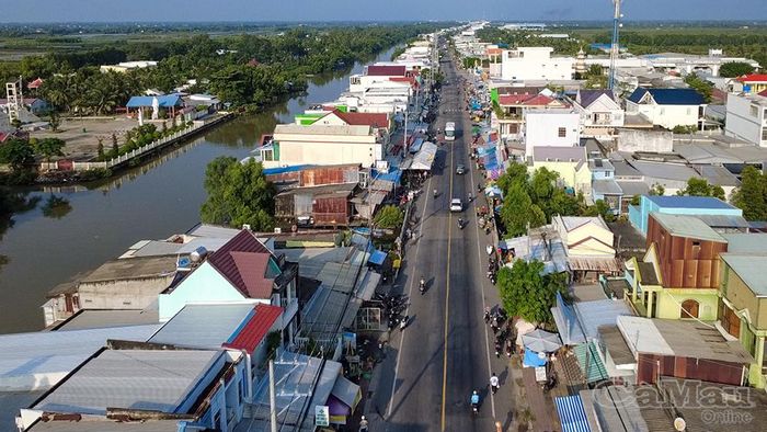 Quốc lộ 1 có lưu lượng phương tiện đông đúc, việc nhiều người không đội mũ bảo hiểm khi lưu thông không chỉ tiềm ẩn nguy cơ mất an toàn cho bản thân mà còn ảnh hưởng đến các phương tiện khác.