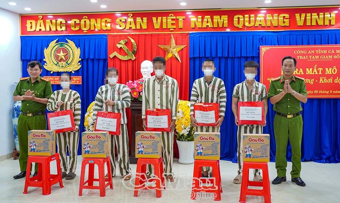 Ban Chỉ đạo mô hình tặng quà động viên các phạm nhân cải tạo tốt.