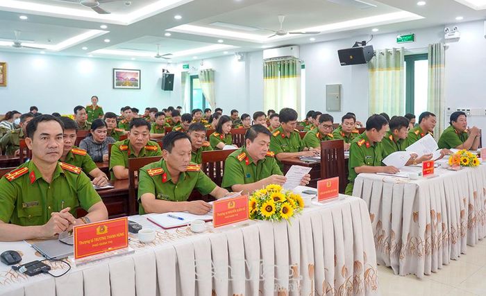 Đại biểu dự lễ ra mắt mô hình “Gieo yêu thương - Khơi dậy niềm tin”.