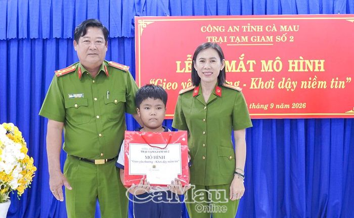 Ban Chỉ đạo mô hình trao quà cho trẻ là “Con đỡ đầu” của Hội Phụ nữ Trại tạm giam số 2.