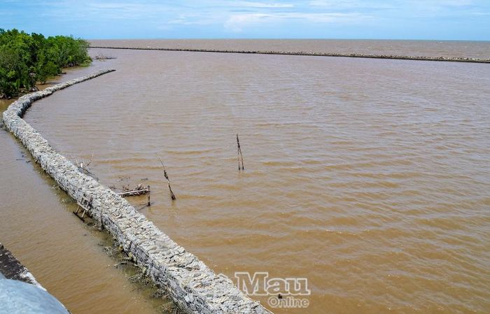 Công trình kè chắn sóng phía ngoài và kè rọ đá bên trong tại cửa biển vàm Sào Lưới, ấp Sào Lưới, xã Ðá Bạc giúp hạn chế sạt lở ven biển.