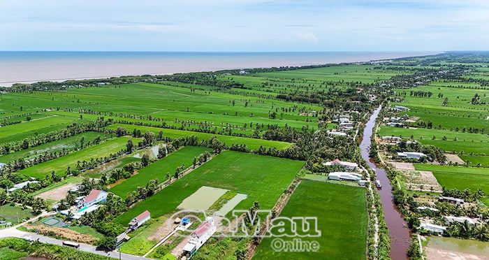 Kè chắn sóng bên ngoài, cùng đê biển Tây giữ ngọt, bảo vệ sản xuất bên trong tại hòn Ðá Bạc.