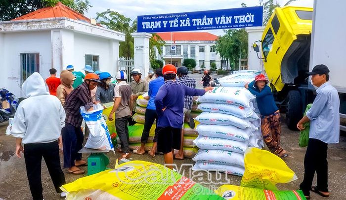 Ngành chuyên môn xã cấp phát lúa giống, vật tư cho nông dân tại ấp Khánh Lộc.