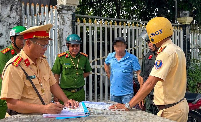 Lực lượng chức năng kiểm tra, xử lý các trường hợp vi phạm, trong đó có lỗi chở quá số người quy định, sử dụng nón bảo hiểm không đạt chất lượng.