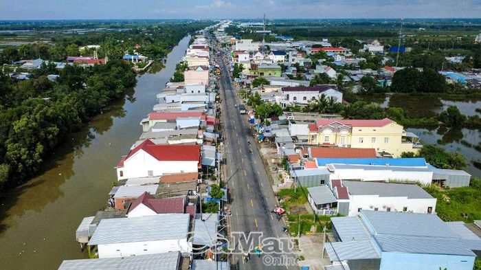 Quốc lộ 1 đoạn qua xã Phong Thạnh có nhiều điểm giao cắt, khu vực đông người, tiềm ẩn nguy cơ mất an toàn giao thông.