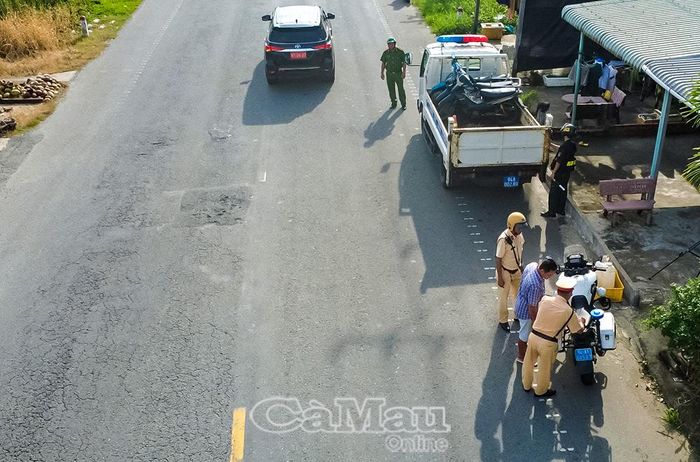 Lực lượng Công an xã Phong Thạnh phối hợp Tổ tuần tra kiểm soát - Tổ Giá Rai lập chốt kiểm tra, xử lý vi phạm trên Quốc lộ 1, sáng 9/9.