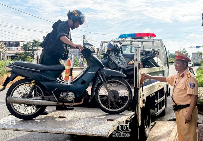 Lực lượng chức năng tạm giữ phương tiện vi phạm để xử lý theo quy định.
