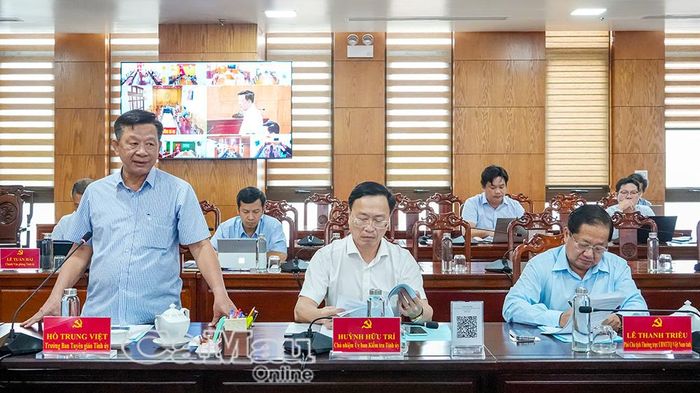 Đồng chí Hồ Trung Việt, Uỷ viên Ban Thường vụ, Trưởng ban Tuyên giáo Tỉnh uỷ, trao đổi phương án triển khai xây dựng giao thông nông thôn phù hợp nhu cầu và điều kiện thực tế của từng địa phương.