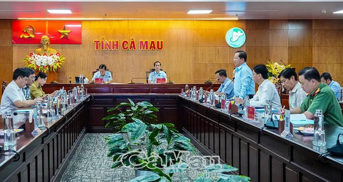 Đồng chí Lê Thanh Triều, Uỷ viên Ban Thường vụ Tỉnh uỷ, Phó Chủ tịch Thường trực Uỷ ban MTTQ Việt Nam tỉnh Cà Mau, trao đổi các giải pháp triển khai Nghị quyết số 16-NQ/TU, trong đó chú trọng tuyên truyền, vận động Nhân dân.