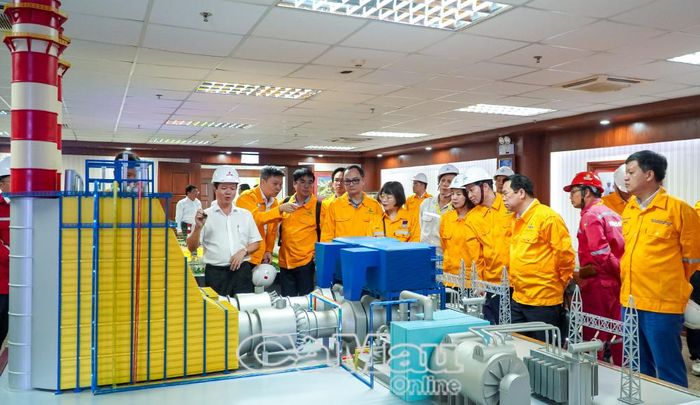  Đại diện Công ty Điện lực Dầu khí Cà Mau giới thiệu quy trình vận hành nhà máy.
