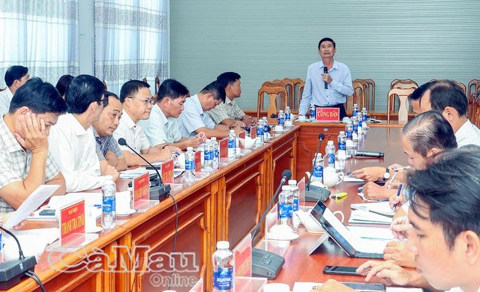 Ông Lê Hoàng Việt, Giám đốc Công ty Đông Á, trình bày ý kiến.