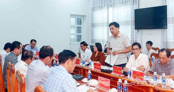 Ông Huỳnh Thanh Dũng, Phó Giám đốc Sở NN&MT tỉnh Cà Mau, báo cáo diễn biến vụ việc.