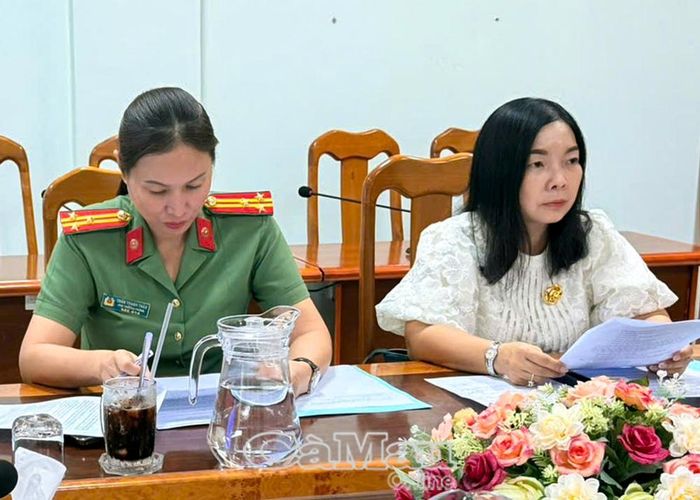 Bà Cao Xuân Thu Ngọc, Phó Giám đốc Báo và phát thanh, truyền hình Cà Mau, phát biểu góp ý kế hoạch livestream sự kiện trên các nền tảng số của đơn vị.