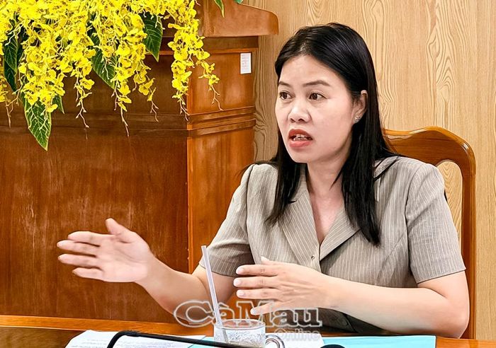 Bà Tô Thị Mỹ Thuận, Phó Chủ tịch Thường trực Hội LHPN tỉnh Cà Mau, phát biểu tại cuộc họp.