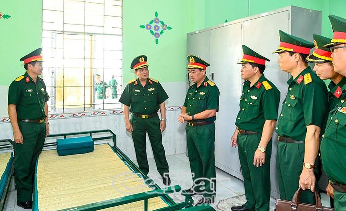 Thiếu tướng Chiêm Thống Nhất, Phó Tư lệnh kiêm Tham mưu trưởng Quân khu 9 (thứ hai từ trái sang) và Thiếu tướng Nguyễn Văn Ngành, Chỉ huy trưởng Bộ CHQS tỉnh Cà Mau (thứ ba từ trái sang), kiểm tra thực tế tại Ban CHQS xã Tân Ân.