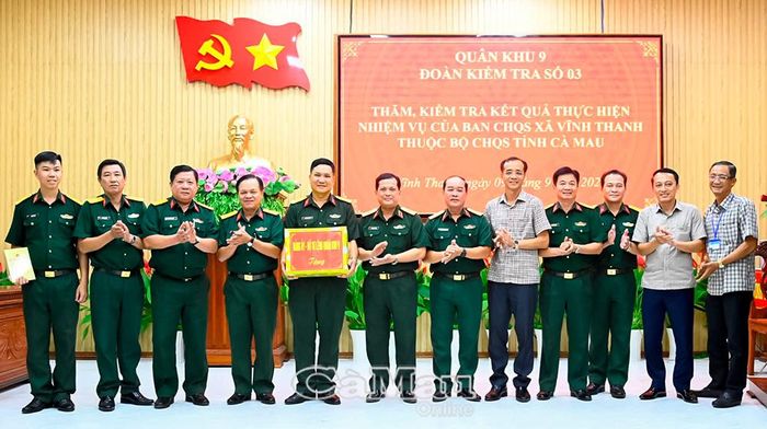 Dịp này, thay mặt Đảng uỷ - Bộ Tư lệnh Quân khu 9, Thiếu tướng Chiêm Thống Nhất tặng quà động viên Ban CHQS xã Vĩnh Thanh.