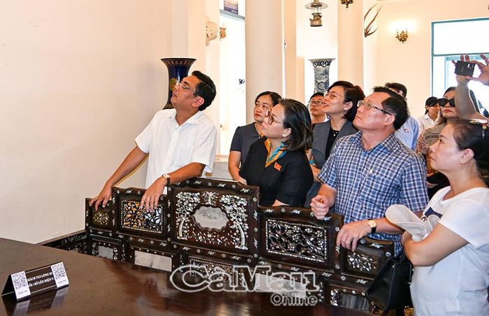 Đoàn khảo sát tại Nhà Công Tử Bạc Liêu.