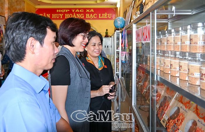 Trưởng Ban Kinh tế - Ngân sách HĐND tỉnh Vũ Hồng Như Yến thăm, tìm hiểu các sản phẩm OCOP của Hợp tác xã Tân Huy Hoàng.