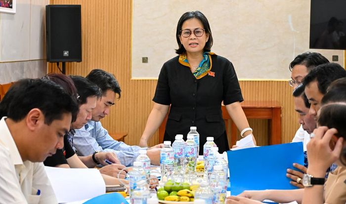 Trưởng Ban Kinh tế - Ngân sách HĐND tỉnh Vũ Hồng Như Yến ghi nhận nỗ lực của UBND phường Bạc Liêu trong đồng hành, hỗ trợ doanh nghiệp, hợp tác xã và tháo gỡ khó khăn cho khu vực kinh tế tư nhân.
