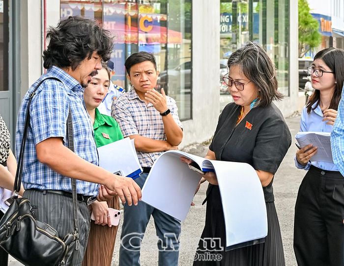 Trước đó, Đoàn giám sát Ban Kinh tế - Ngân sách HĐND tỉnh khảo sát thực tế tại một số công trình, dự án trọng điểm trên địa bàn phường Bạc Liêu. (Trong ảnh: Đoàn khảo sát thực tế tại Trung tâm Thương mại Nguyễn Kim).