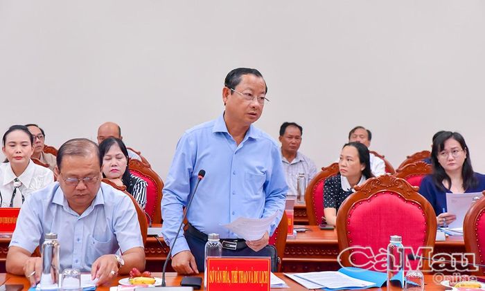 Giám đốc Sở Văn hoá, Thể thao và Du lịch Nguyễn Quốc Thanh báo cáo về Đề án sắp xếp các đơn vị sự nghiệp công lập thuộc Sở và kết quả thực hiện nhiệm vụ trong những tháng đầu năm 2026.