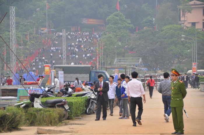 Sở, ban, ngành cùng UBND các xã, phường liên quan phối hợp triển khai đảm bảo an ninh trật tự, an toàn giao thông, vệ sinh môi trường, cảnh quan đô thị, bảo đảm Lễ kỷ niệm được diễn ra trang trọng, thành kính và ý nghĩa. Ảnh: N.Lộc