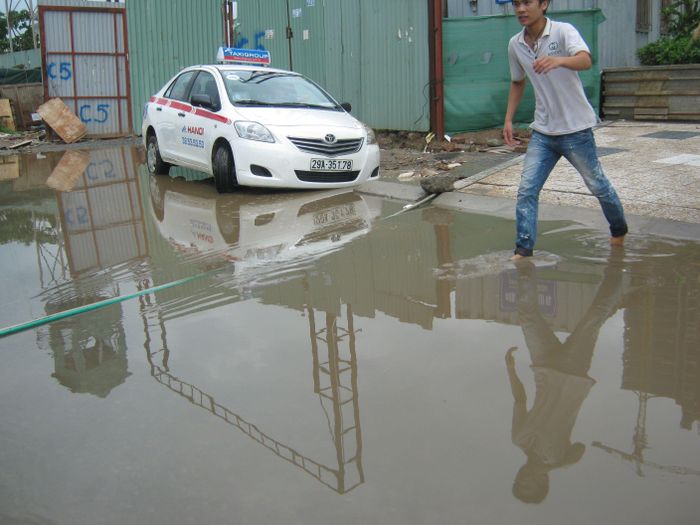 Theo Sở Xây dựng Hà Nội, tiến độ đầu tư chưa theo kịp tốc độ đô thị hóa và nhu cầu tiêu thoát nước ngày càng tăng, dẫn đến tình trạng ngập úng xảy ra khi có mưa lớn, kéo dài.