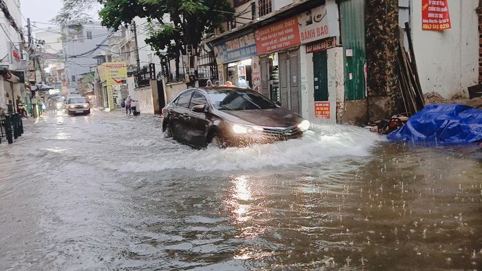 Trận mưa lớn kéo dài gây úng ngập tại phố Võng Thị, phường Tây Hồ.
