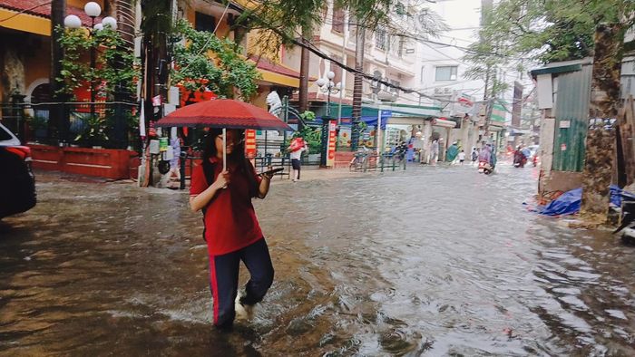 Tại khu vực cổng trường THPT Đông Đô, tình trạng ngập úng cũng kéo dài, khiến học sinh đi lại rất khó khăn và tiềm ẩn nguy cơ mất an toàn.