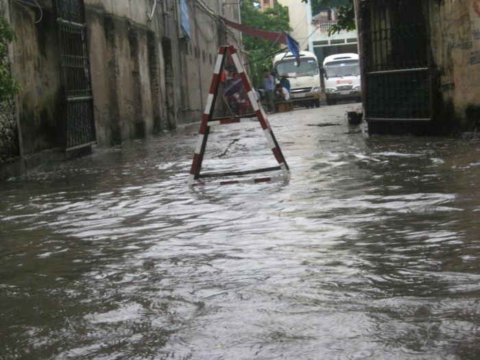 Để khắc phục tình trạng này, Hà Nội đang triển khai 12 dự án thoát nước, tập trung đầu tư hồ điều hòa, trạm bơm, tuyến kênh và các công trình đầu mối nhằm tăng khả năng tiêu thoát nước đô thị; bên cạnh 10 dự án chống ngập khẩn cấp đã được triển khai trong mùa mưa năm 2026.