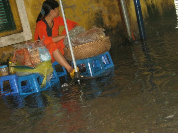 Tình trạng ngập úng gây ảnh hưởng đến cuộc sống, sinh hoạt của người dân.