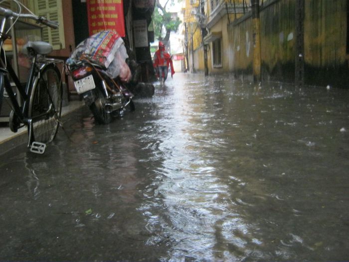 Nước tràn cả vào các ngõ nhỏ…