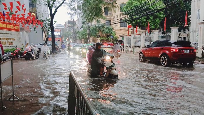 Tình trạng ngập úng khiến việc đưa đón học sinh tại đây gặp rất nhiều khó khăn.