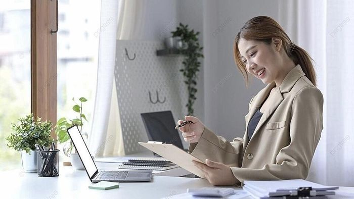 Việc không ngừng học hỏi và phát triển bản thân sẽ giúp chị em phụ nữ mở rộng cơ hội cũng như tăng sự tự tin hơn. Ảnh Internet