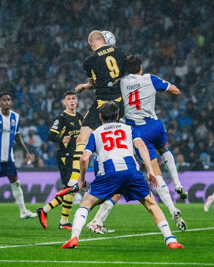 Haaland bật cao đánh đầu mở tỷ số cho Manchester City