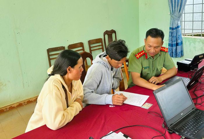 Công an xã Ia Băng quan tâm, hỗ trợ người dân hồi hương sau khi xuất cảnh trái phép. Ảnh minh họa.