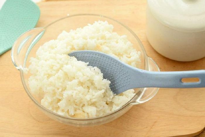 Muôi xới cơm nhựa với bề mặt nổi li ti giúp hạn chế cơm bám dính. Ảnh minh họa