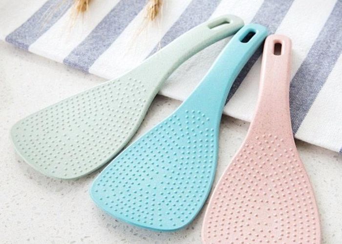 Các hạt nổi giúp xới cơm dễ dàng, giữ hạt cơm tơi hơn. Ảnh minh họa
