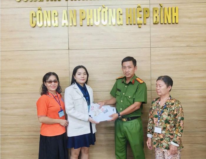 Công an phường Hiệp Bình cùng bà Nguyễn Thị Mùi trao trả lại tài sản cho chị Trần Thị Thùy Vân. Ảnh: CA.