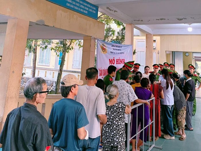 Thân nhân người bệnh xếp hàng nhận cháo. Ảnh: CA.