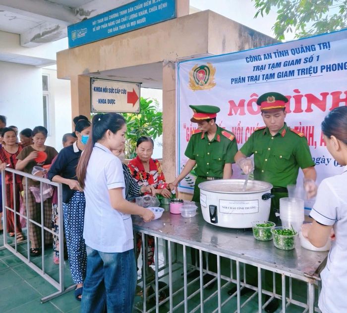 Mỗi suất cháo tuy giản dị nhưng chứa đựng sự quan tâm, sẻ chia của cán bộ, chiến sĩ đối với Nhân dân. Ảnh: CA.