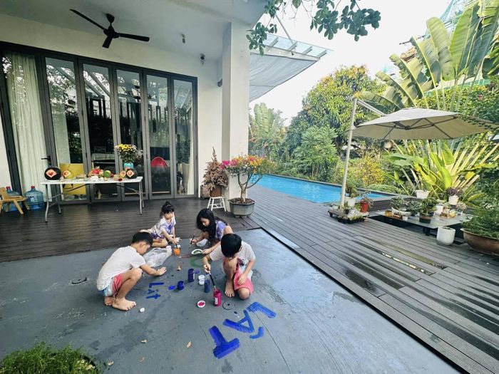 Không gian rộng rãi bao gồm bể bơi...