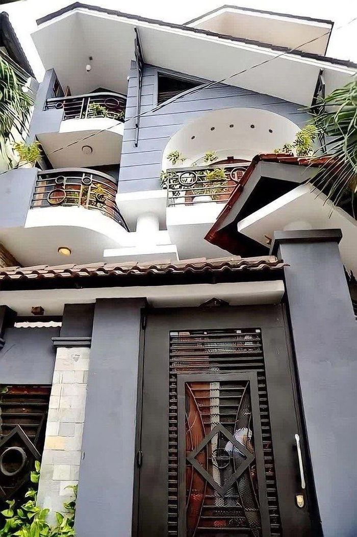 Một trong những cơ ngơi từng được nhắc đến nhiều là căn biệt thự của gia đình anh tại trung tâm TP.HCM. Ảnh: Tổng hợp