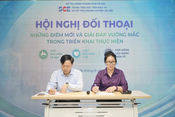 Ông Trần Hải Nam, Phó Cục trưởng Cục Tiền lương và Bảo hiểm xã hội cùng bà Dương Thị Minh Châu, Trưởng phòng Tuyên truyền và hỗ trợ người tham gia giải đáp vướng mắc trong triển khai thực hiện Luật Bảo hiểm xã hội, Luật Bảo hiểm y tế và Hợp đồng lao động điện tử.
