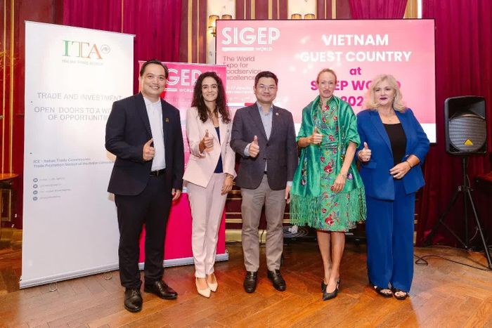 Đại diện cơ quan ngoại giao Ý tại TP.HCM, đại diện Tập đoàn Triển lãm Ý IEG chụp hình cùng Phó Giám đốc Sở ngoại vụ TP.HCM. Nguồn: ITA